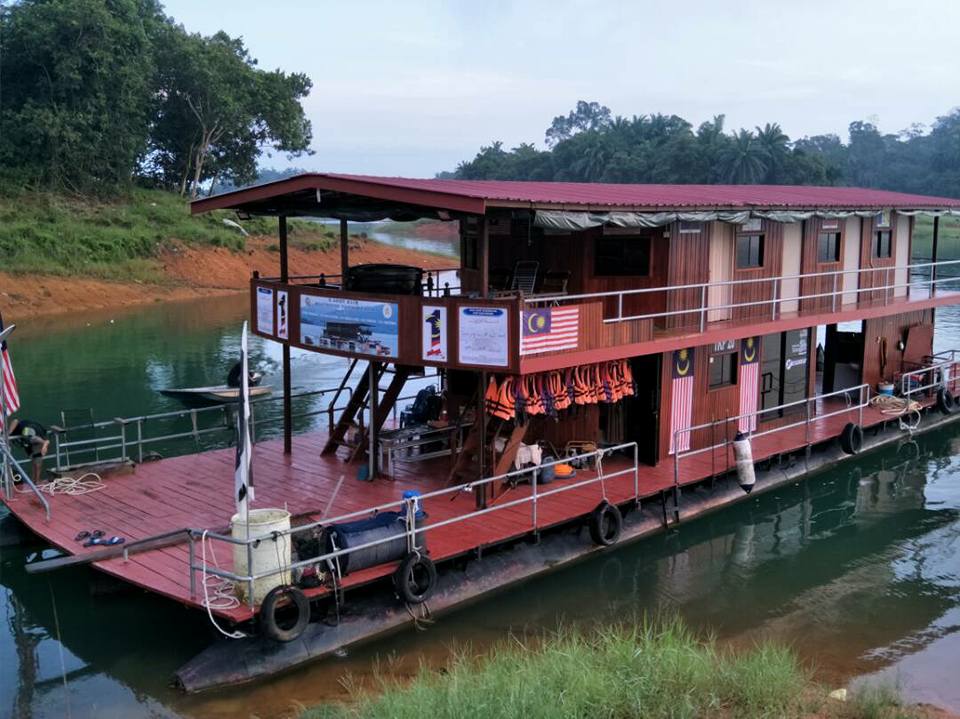 X Army Houseboat 1